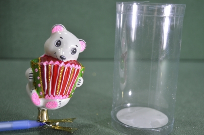 Елочная игрушка из стекла "Мишка с гармошкой, белый". Стекло. Клинское объединение "Елочка".