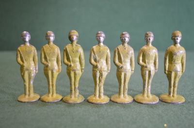 Солдатики оловянные, столбики. Красноармейцы. Старые. Горчичный цвет. 7 штук.