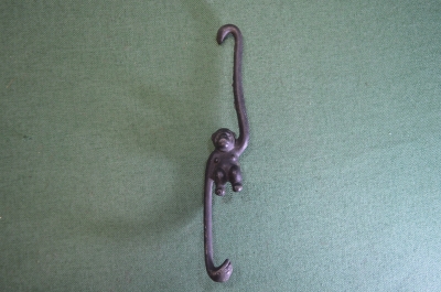 Крюк крючок вешалка "Обезьяна". Тяж. металл. Чугун. Клеймо. Япония. Середина 20го века.
