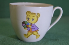 Чашка фарфоровая детская "Мишка с мячом". Фарфор Weisswasser. ГДР - СССР.  