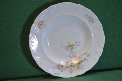 Тарелка старинная фарфоровая рельефная глубокая. Villeroy Boch. Фарфор. Германия. 19 век.