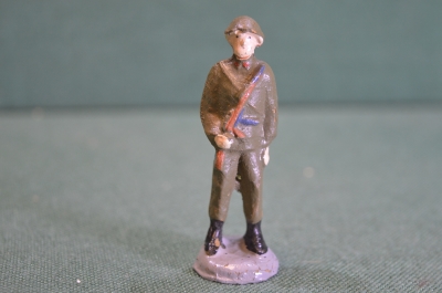 Солдатик военный с автоматом. Композит. Чехословакия. 1950е.