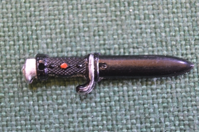 Знак значок "Кортик нож". Из серии Гитлерюгенд. WHW. Зимняя помощь. 3-й Рейх. Германия.