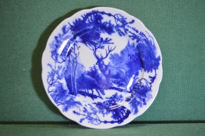 Тарелка фарфоровая настенная "Олени в лесу". Фарфор, Дулево, СССР.