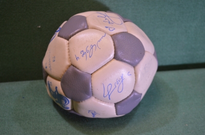 Мяч футбольный. Динамо Тбилиси, Грузия. Автографы футболистов. Спорт, футбол. 1979-1980 гг.