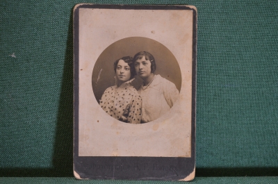 Фотография старинная "Две девушки". Фот. Модерн Пятаго, ст. Баталпашинская, куб. обл.