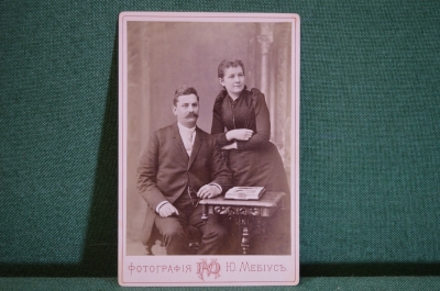 Фотография старинная "Семейная пара у столика с книгой". Фот. Ю. Мебиус. Москва.