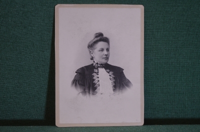 Фотография старинная "Взрослая дама в темном платье". Павлов, Москва.