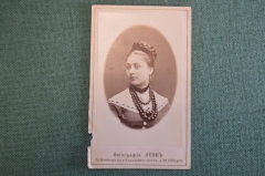 Фотография старинная "Девушка с массивными бусами". Фот. Леон. Санкт-Петербург.