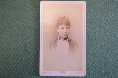 Фотография старинная "Девушка в платье с белой манишкой". Mitreuter. Москва.
