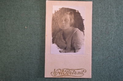 Фотография старинная "Девушка в полосатой кофте". Visit Portrait. 