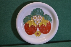 Тарелка настенная рельефная керамическая "Ягоды клубника". Керамика. Бирка. Tekt. Эстония. СССР.