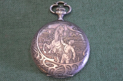 Часы старинные карманные сюжетные "Скачки лошадь". Германия. Начало 20го века.