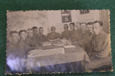 Фотография старинная групповая. Сотрудники НКВД. Знамя. СССР. 1930е.