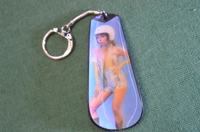 Брелок для ключей "Ложка для обуви". Девушки. Эротика. Ню. Япония. 1970е.