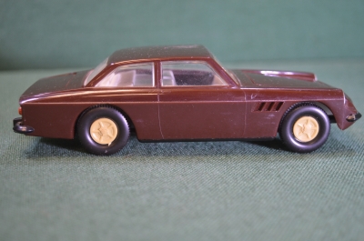 Машинка игрушка "Феррари Ferrari 330. Карболит. ГДР. Германия.