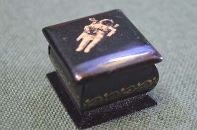 Шкатулка лаковая миниатюрная "Космонавт космос". Дерево. Лак. Роспись.