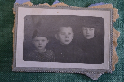 Фотография старинная "Трое детишек разного возраста". 