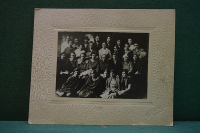 Фотография старинная групповая. Один мужчина и много женщин.