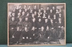 Фотография старинная групповая "Гимназисты с преподавателями и священником". 