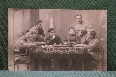 Фотография старинная групповая "Мозговой штурм". 