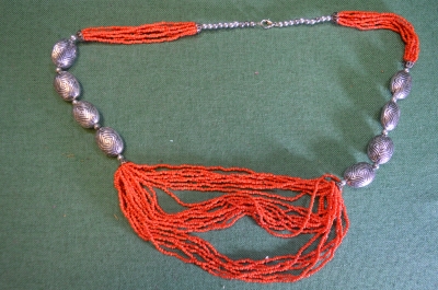 Бусы, ожерелье. Мелкий коралл, металлические вставки. 
