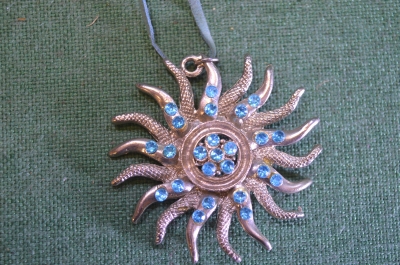 Кулон "Солнце". Голубые вставки. Металл.