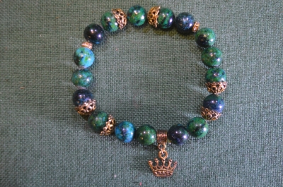 Браслет, четки с камнями. Камень, металл. Подвеска корона.