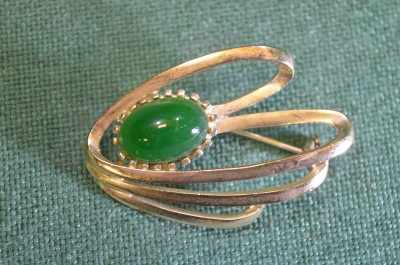 Брошь, брошка с зеленой вставкой. Металл.