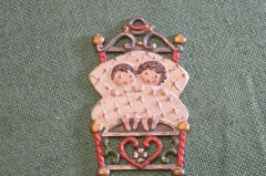 Знак медальон "Дети в кровати". Олово. Роспись. Клеймо. Старая Германия. 1930-1940е.