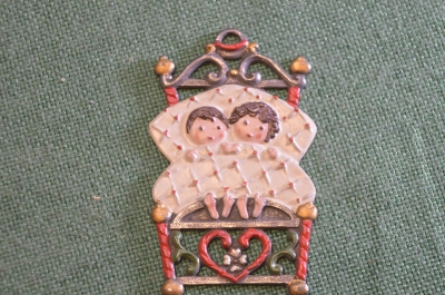 Знак медальон "Дети в кровати". Олово. Роспись. Клеймо. Старая Германия. 1930-1940е.