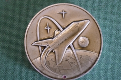 Медаль настольная "Космический челнок Буран". Серебристая. С металлом орбитального корабля. 1988 г.