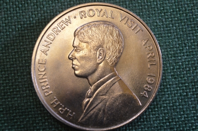Монета 50 пенсов 1984 год. Королевский визит принца Эндрю. Елизавета II, Острова Святой Елены.