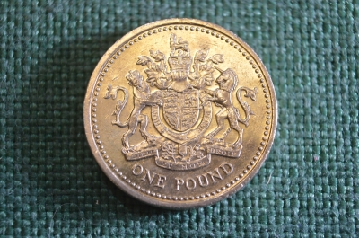 Монета 1 фунт 2003 год. One pound. Королевский герб. Елизавета II, Великобритания.