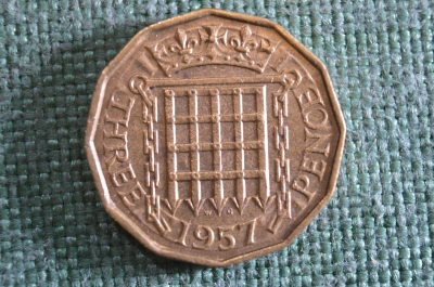 Монета 3 пенса 1957 года. Three pence. Елизавета II, Великобритания.