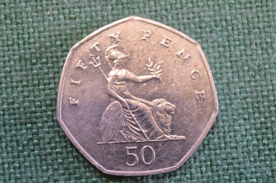 Монета 50 пенсов 2001 года. Fifty pence. Елизавета II, Великобритания.