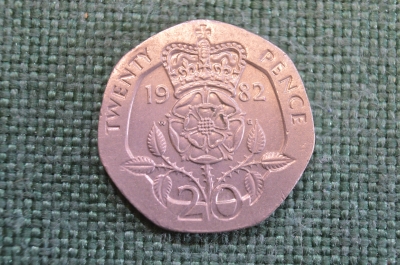 Монета 20 пенсов 1982 года. Twenty pence. Елизавета II, Великобритания.
