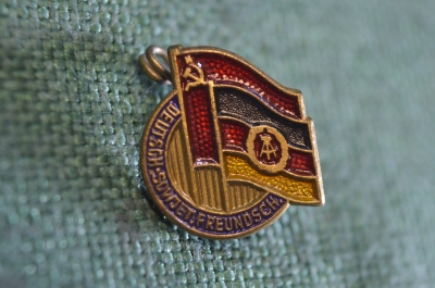 Знак, значок членский "Общество германо-советской дружбы". ГДР - СССР. Тяжелый металл. #Z3