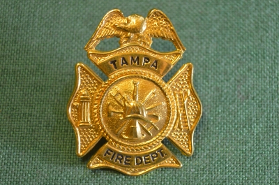Знак, значок "Tampa Fire Dept.". Пожарник. Тампа, Флорида, США. #Z3