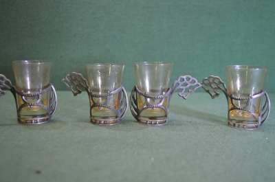 Рюмки, стопки с подрюмочниками (4 штуки). Конь, лошадиная голова. Стекло, металл.