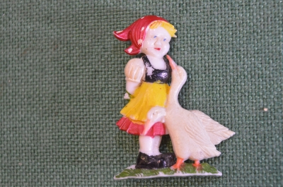 Знак значок "Красная шапочка". Колкий пластик. Старая Германия.