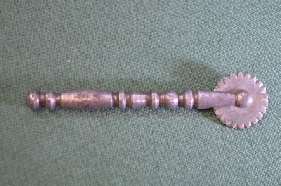 Инструмент старинный кулинарный. Резчик для теста. Царская Россия.