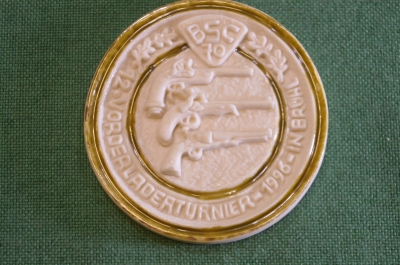 Медаль настольная фарфоровая "Турнир по стрельбе из дульнозарядных пистолетов". Германия. 1996 год