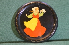 Тарелка настенная металлическая "Плясунья девушка". Металл. Роспись маслом. СССР.