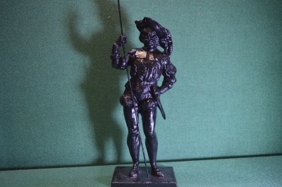 Статуэтка, фигурка "Ландскнехт, Средневековый воин с копьем, стражник". Landskneht. Чугун, литье.