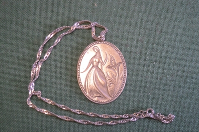Кулон медальон на цепочке "Девушка". Легкий металл. Клеймо. Ереван. Армения. СССР.