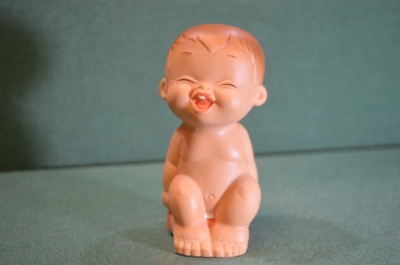 Игрушка резиновая "Малыш мальчик на горшке". Резина. Клеймо. Biserka. Югославия периода СССР. 