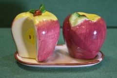 Набор для специй "Яблоко, яблоки". Солонка, перечница. Керамика. Подносик с дефектом.