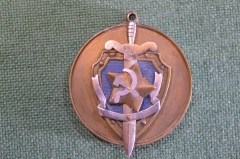 Медаль КГБ-ВЧК, самоделка. Щит, меч, звезда, серп и молот. На обороте профиль Максима Горького.