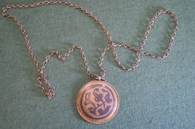 Кулон серебряный круглый. Серебро, чернение, позолота. Серебро, вес 11 грамм. Клейм нет. 